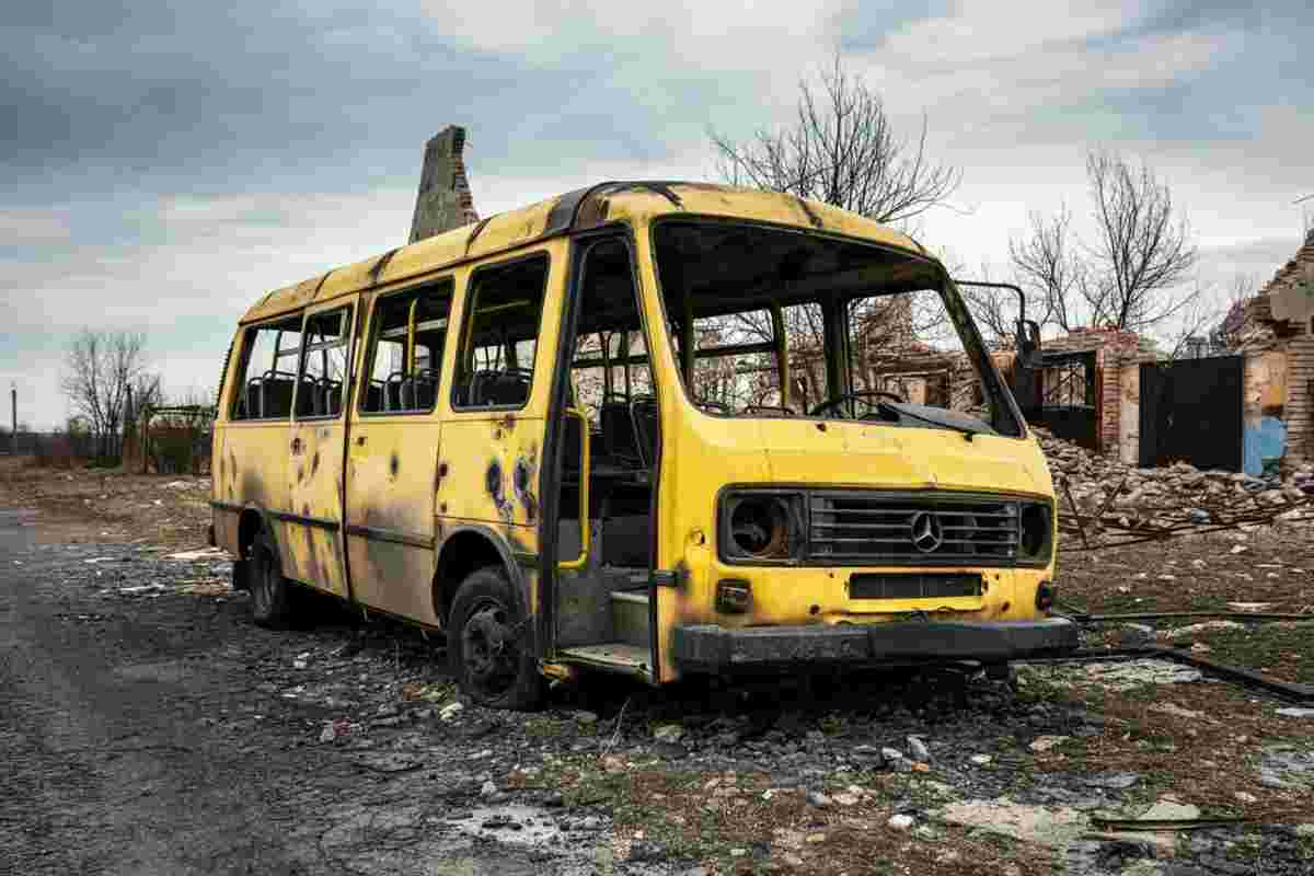 Attacco russo in Ucraina: un minibus colpito provoca 9 morti
