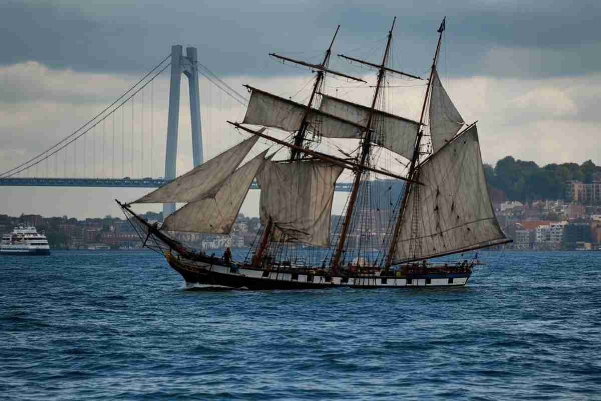 Nave scuola messicana provoca incidente al ponte di Brooklyn: 22 feriti