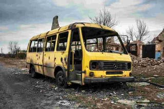 Attacco russo in Ucraina: un minibus colpito provoca 9 morti