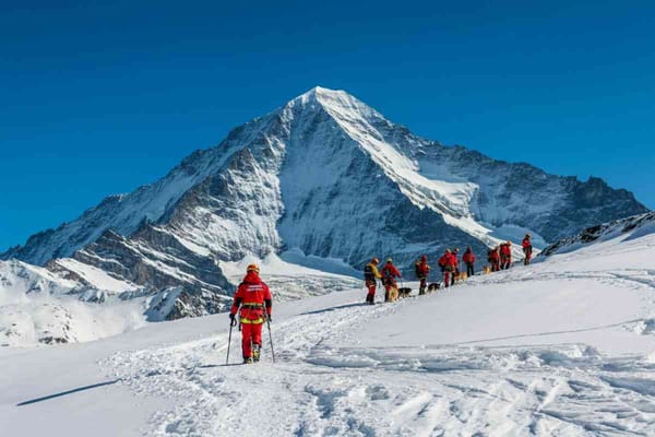Tragedia in Svizzera: una valanga colpisce e travolge numerosi sciatori