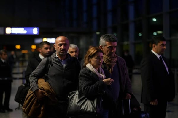 Un centinaio di italiani torna a Roma dalla Libia: storie di coraggio e speranza